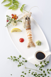 精美餐具装的南极鳌虾刺身