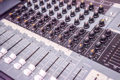 调音台上密集的旋钮