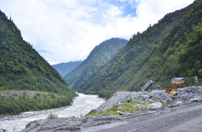 中国西藏318国道通麦天险泥路景观