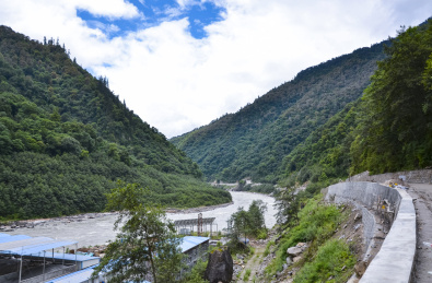 中国西藏318国道通麦天险泥路景观