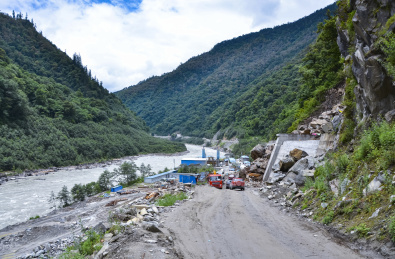 中国西藏318国道通麦天险泥路景观