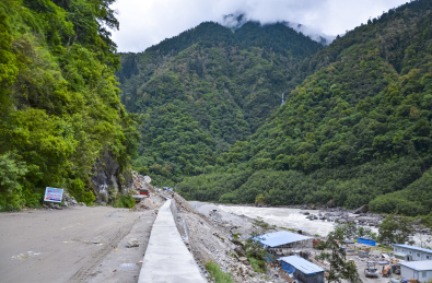 中国西藏318国道通麦天险泥路景观