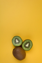 黄色背景上的猕猴桃