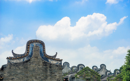 蓝天白云下的广州岭南印象园古村锅耳屋。