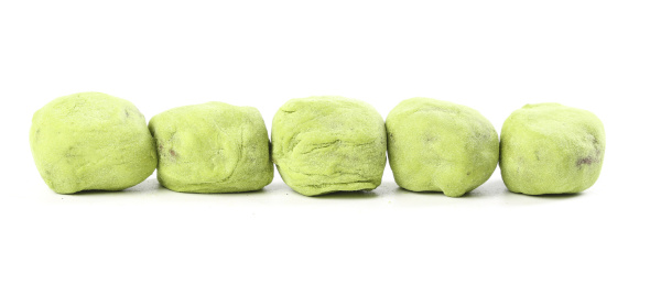 白底上放着五颗完整的抹茶味奶酪枣