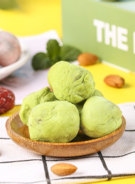 格子底上放着一盘抹茶味奶酪枣