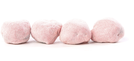 白底上放着四颗完整的草莓味奶酪枣