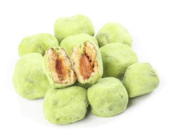 白底上放着一堆抹茶奶酪枣