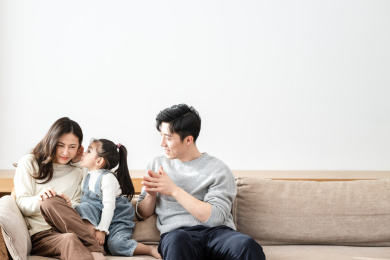 一家三口在家休闲生活肖像