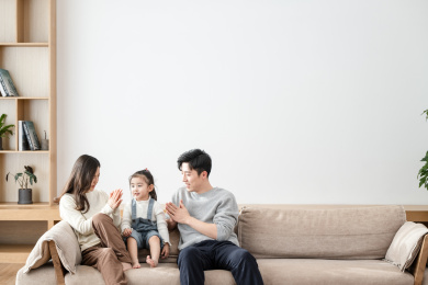 一家三口在家休闲生活肖像