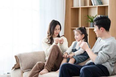 一家三口在家休闲生活肖像