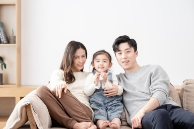 一家三口在家休闲生活肖像