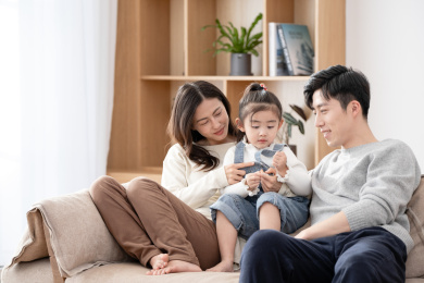 一家三口在家休闲生活肖像