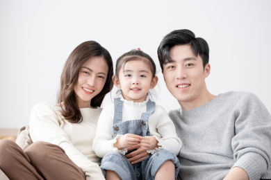 一家三口在家休闲生活肖像