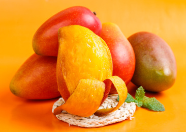 彩底上放着一堆金龙果和一个撕开皮彩芒