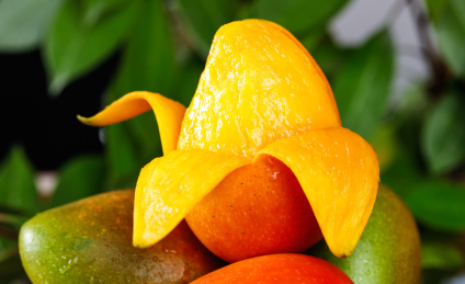 一堆彩芒和一个撕开皮的金龙果