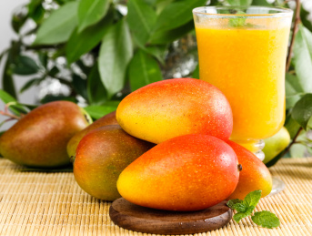 竹底上放着金龙果和木垫上放着一个贵妃芒