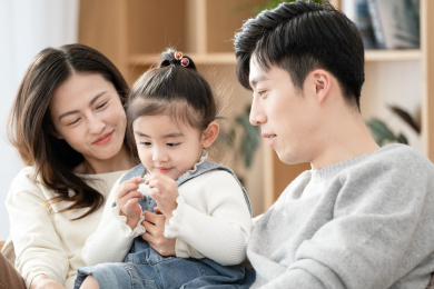 一家三口在家休闲生活肖像
