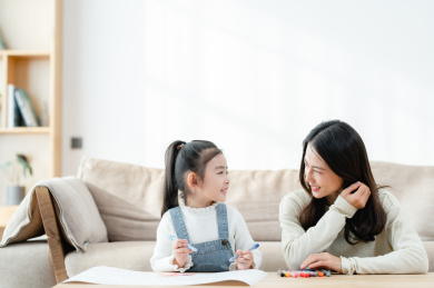 母亲在家陪伴女儿