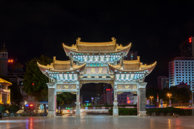 云南昆明市区古建筑牌坊榫卯结构夜景景观