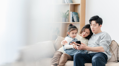 一家三口居家休闲生活