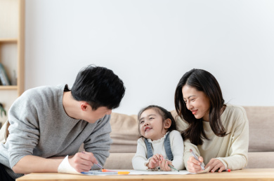 一家三口居家休闲生活