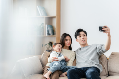 一家三口居家休闲生活