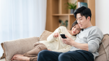 年轻夫妇居家生活肖像
