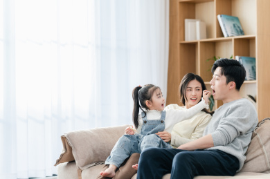 一家三口居家休闲生活