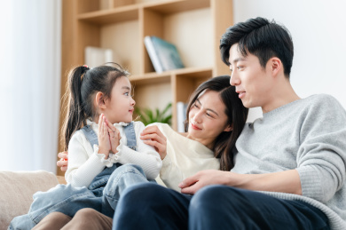一家三口居家休闲生活