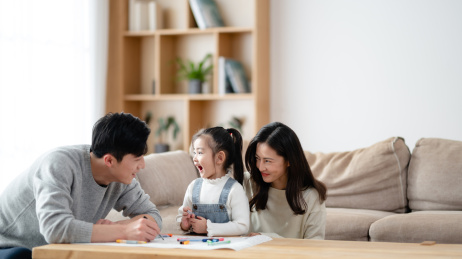 一家三口居家休闲生活