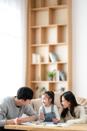 一家三口居家休闲生活