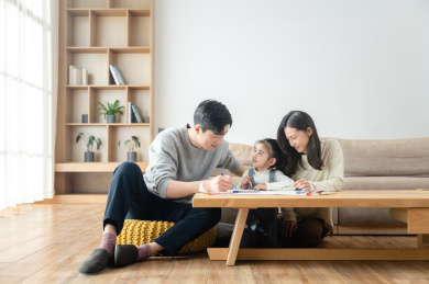 一家三口居家休闲生活