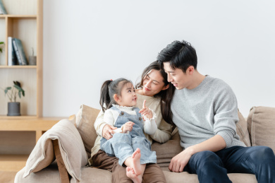 一家三口居家休闲生活