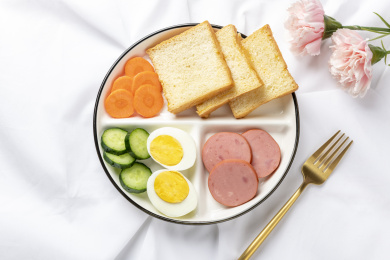 早餐特写牛奶面包煮蛋火腿蔬菜果汁白色背景