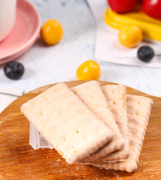 木底上放着乳酸涂层饼干