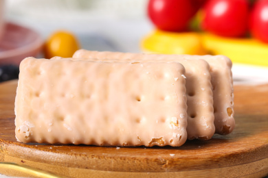 木板上放着三块涂层饼干