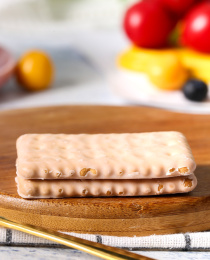 木板上放着两块真巧涂层饼干