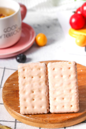 木板上放着两块真巧涂层饼干