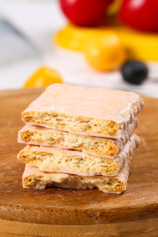 木底上放着四块半边涂层饼干