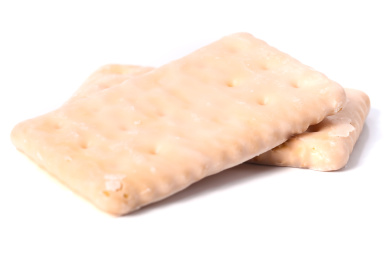 白底上放着两块涂层饼干