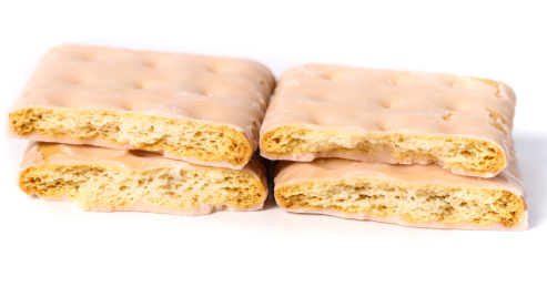 白底上放着四块半边的涂层饼干