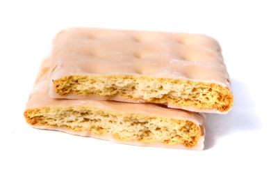 白底上放着两块半边乳酸涂层饼干