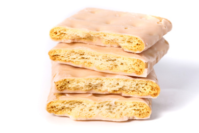 白底上放着四块半边的涂层饼干