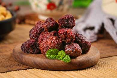 木板上放着一堆九制杨梅干