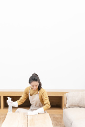 年轻女性打扫房间场景