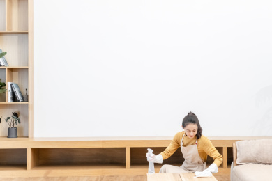 年轻女性打扫房间场景