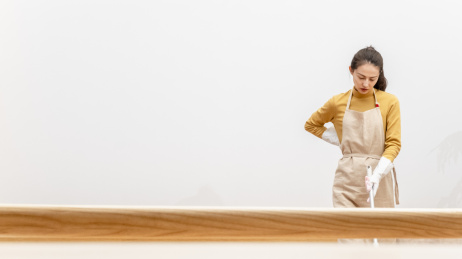 年轻女性打扫房间场景