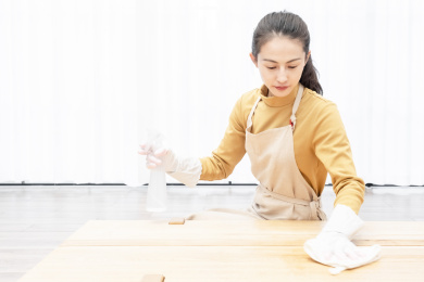 年轻女性打扫房间场景