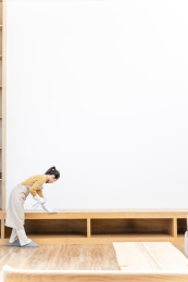 年轻女性打扫房间场景